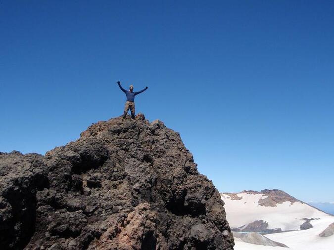 Tukino Peak med kratersjön och Tahurangi i bakgrunden