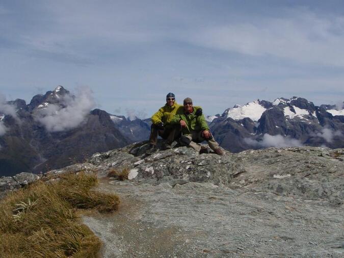 Pappa och jag på toppen av Conical Hill, Darran Mountains i bakgrunden