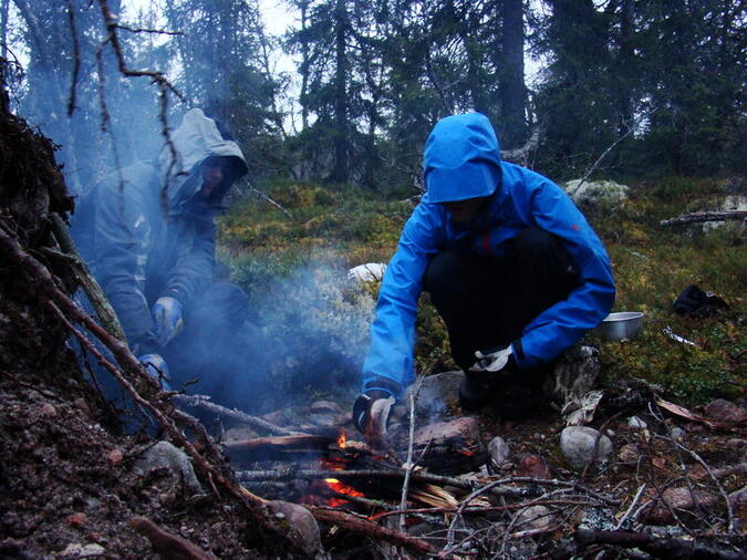 Samling kring elden