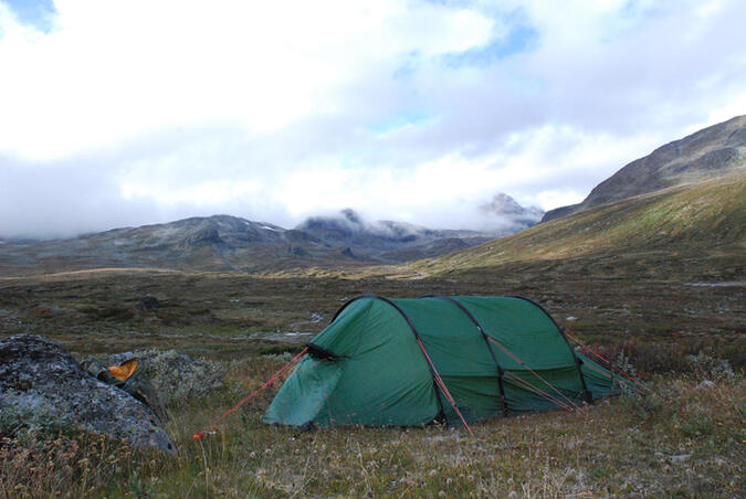 Tältplats med utsikt över Memurudalen