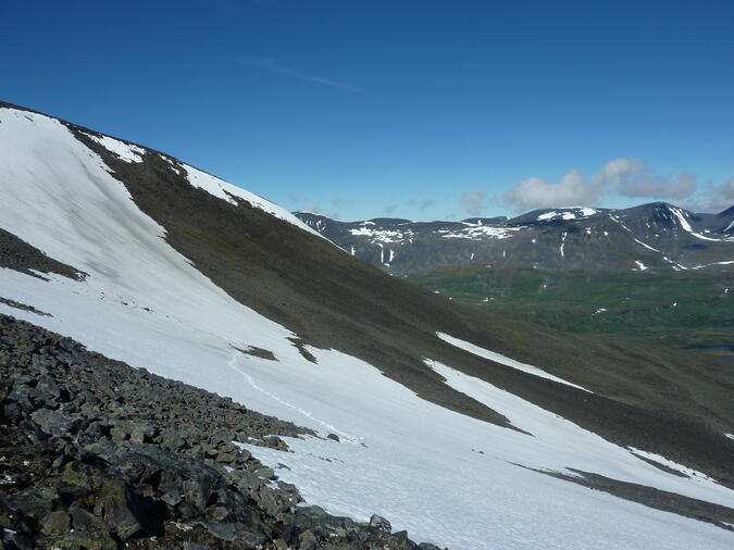 På skrå mot Kåtotjåkkas stortopp