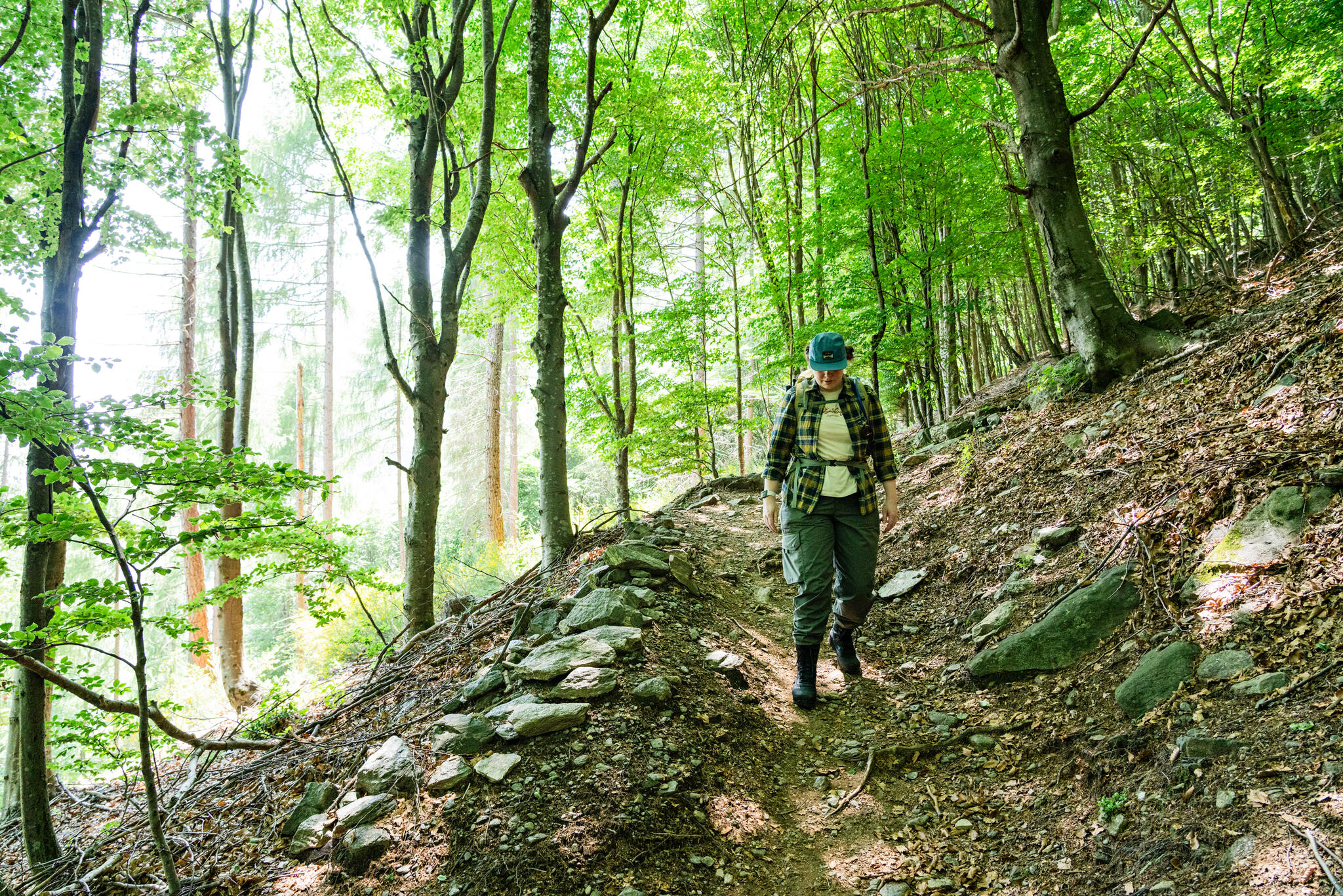 Malin Flemström på väg uppför Il Bosco Sacro di Mergugno.