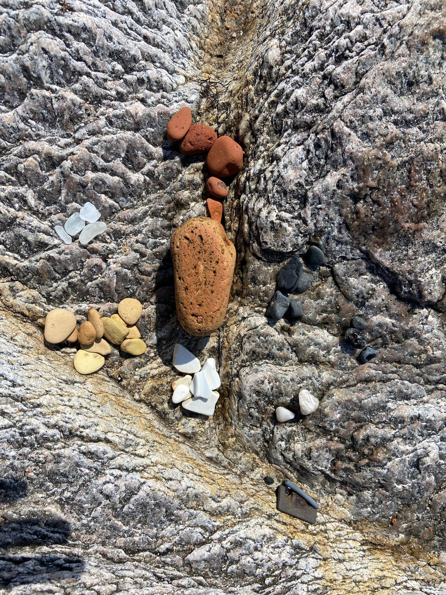 Stenar insamlade på stranden i Gudhjem