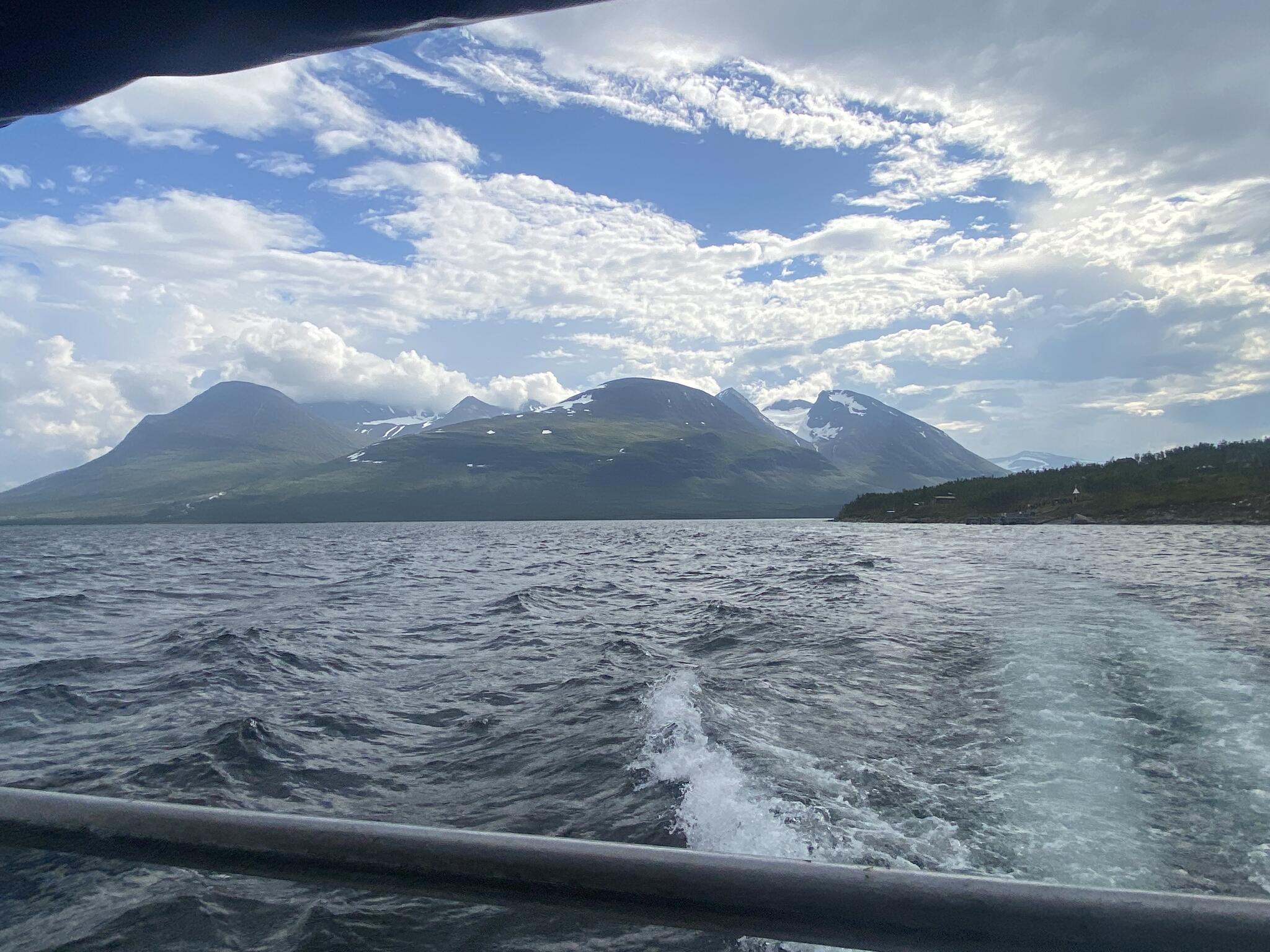 Efter ett båtstopp vid Akkhastugorna såg vi fjället Akkha fint.