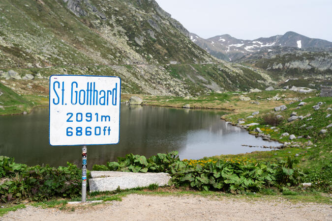 Gotthardpasset på gränsen in i Ticino.