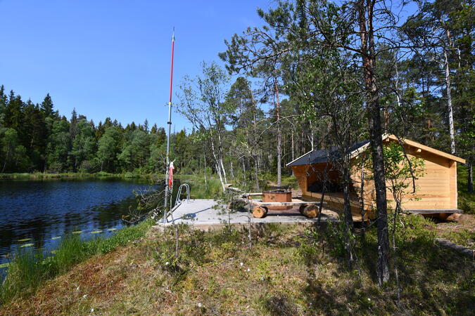 Vindskydd vid Svalesjön. Foto: Anna Karlsson, Borås Stad Vindskydd med grillplats och badbrygga vid Svalesjön längs Tremilaleden.