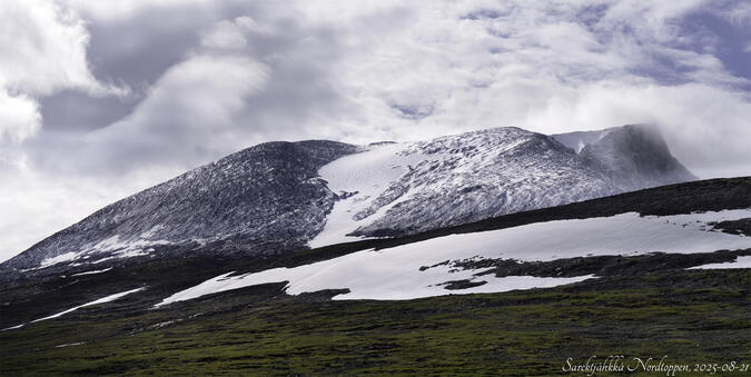 Vy från Sareklåbddå mot Nordtoppen som fått nysnö rätt långt ner.