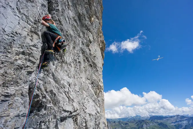 En person klättrar på en bergsklippa.