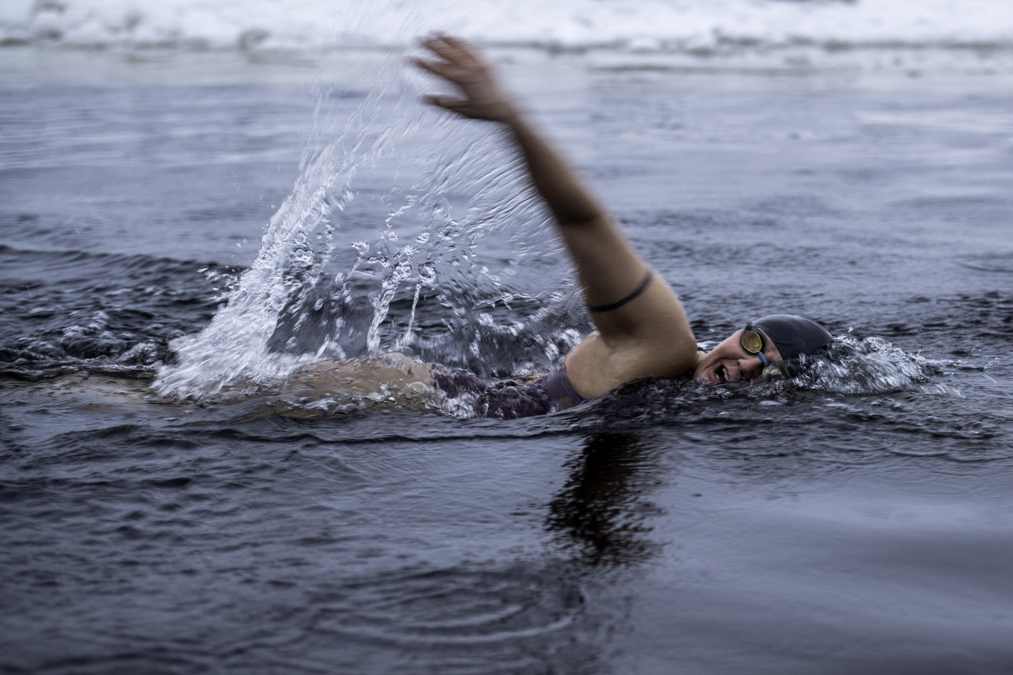 Is ann swimming now. Winterschwimmen.