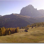 Höst i Val Gardena. Sasso Lungo i bakgrunden, halvvägs till Rifugio Firenze.