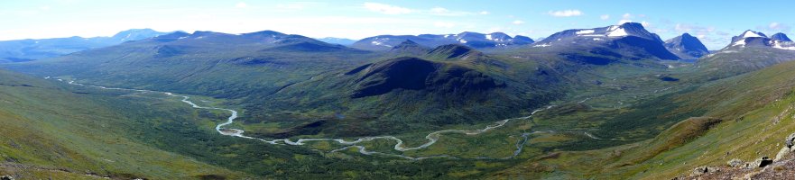 Panorama över Njoatsosvagge från hyllan under Loametjåhkkå..jpg