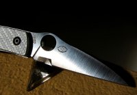 Min Spyderco G Bradley Air, CPM M4 REX, en av två knivar, bladtext hö sida.jpg